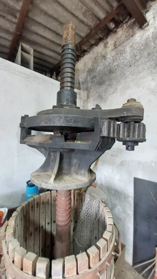 Prensa de vino antigua de madera