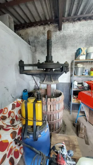 Prensa de vino antigua de madera