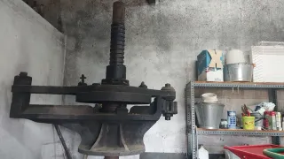 Prensa de vino antigua de madera