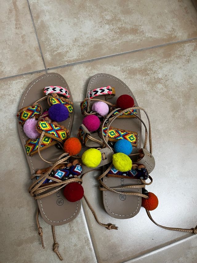 Sandalias planas multicolor con pompones