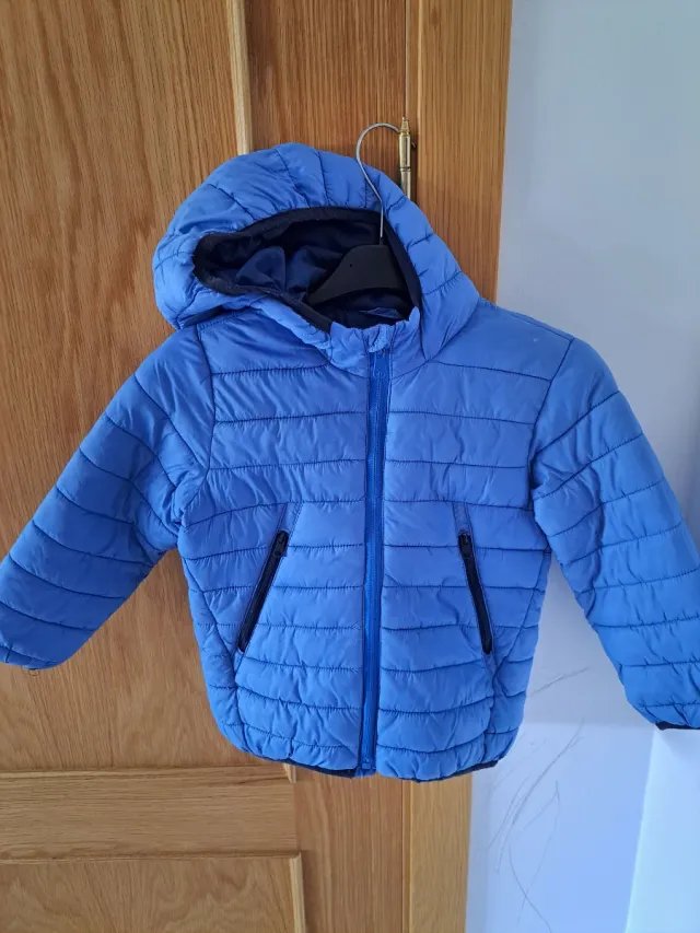 Cazadora Zara azul con capucha