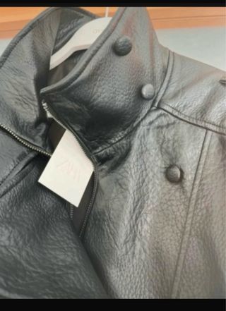 Cazadora Zara efecto piel negra