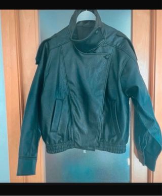 Cazadora Zara efecto piel negra