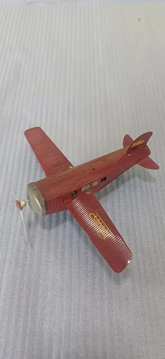 Antico aereo giocattolo in lamiera