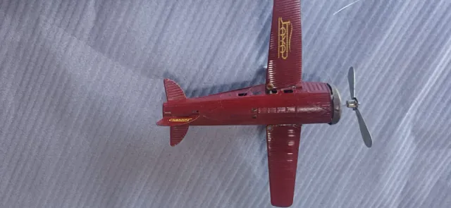 Antico aereo giocattolo in lamiera