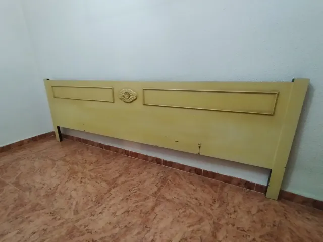 Cabecero de madera antiguo