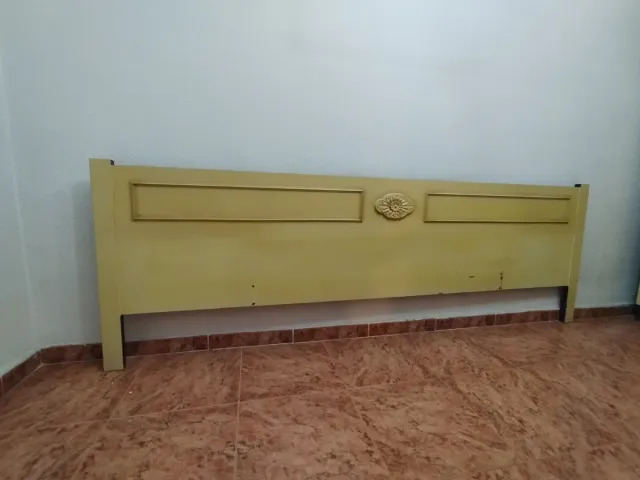 Cabecero de madera antiguo