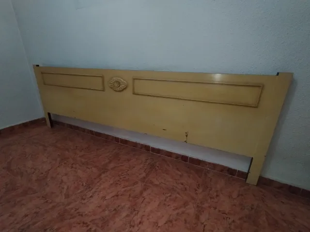 Cabecero de madera antiguo