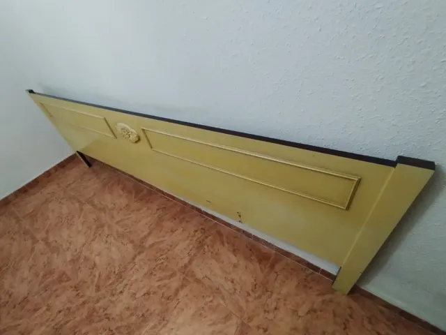 Cabecero de madera antiguo