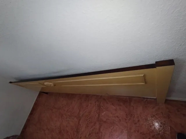 Cabecero de madera antiguo