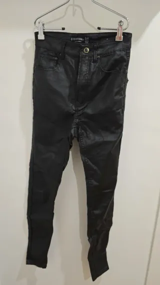 Pantalón efecto piel Stradivarius T.34