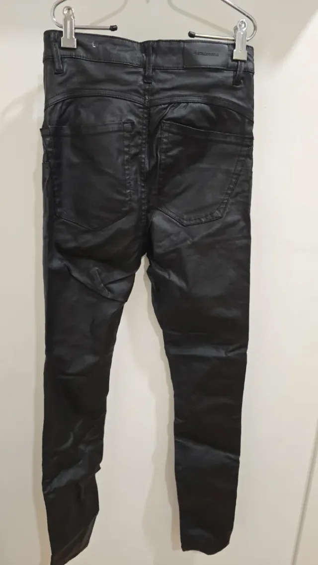 Pantalón efecto piel Stradivarius T.34