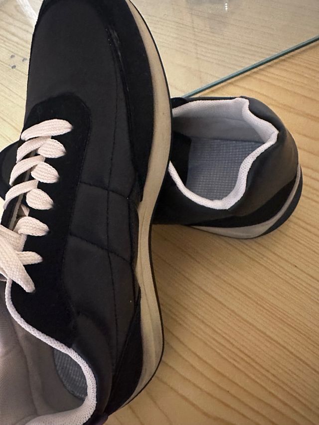 Zapatillas negras y blancas