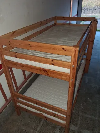 Litera de madera con 2 colchones