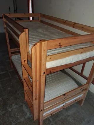 Litera de madera con 2 colchones