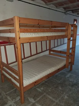 Litera de madera con 2 colchones