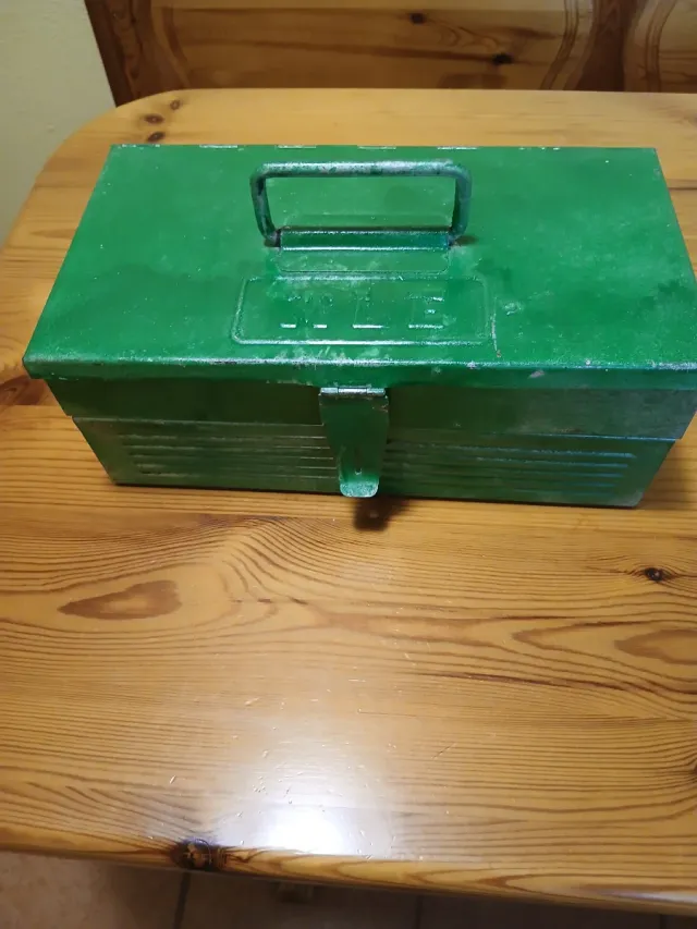 Caja de herramientas metálica verde