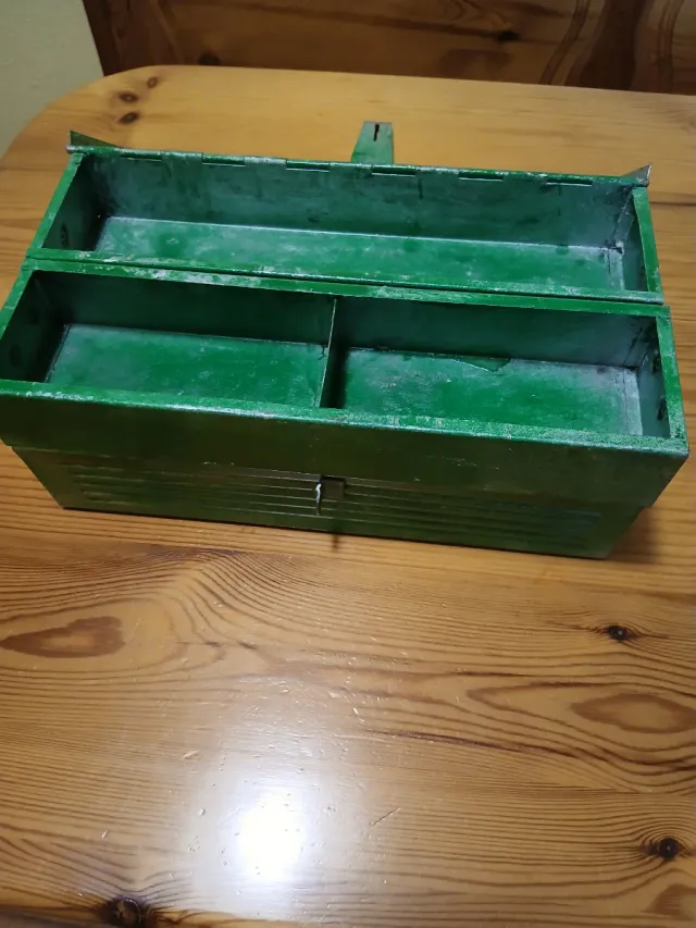 Caja de herramientas metálica verde