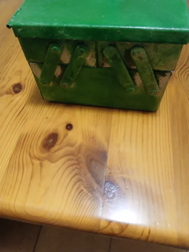 Caja de herramientas metálica verde