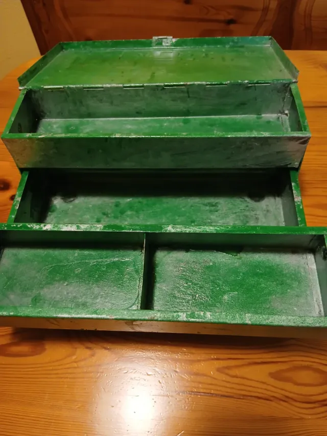 Caja de herramientas metálica verde