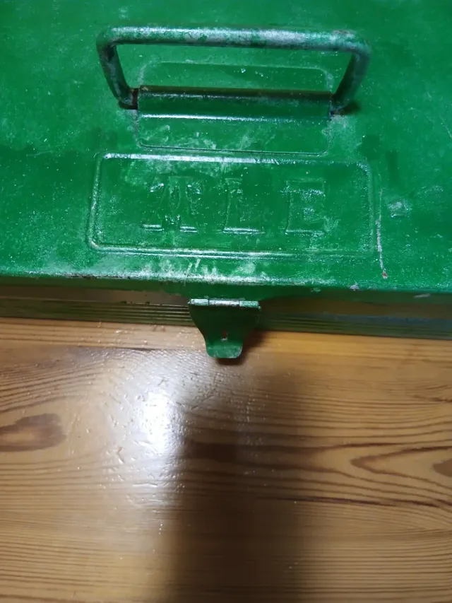 Caja de herramientas metálica verde