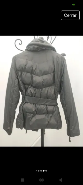 Chaqueta de plumas gris con cinturón