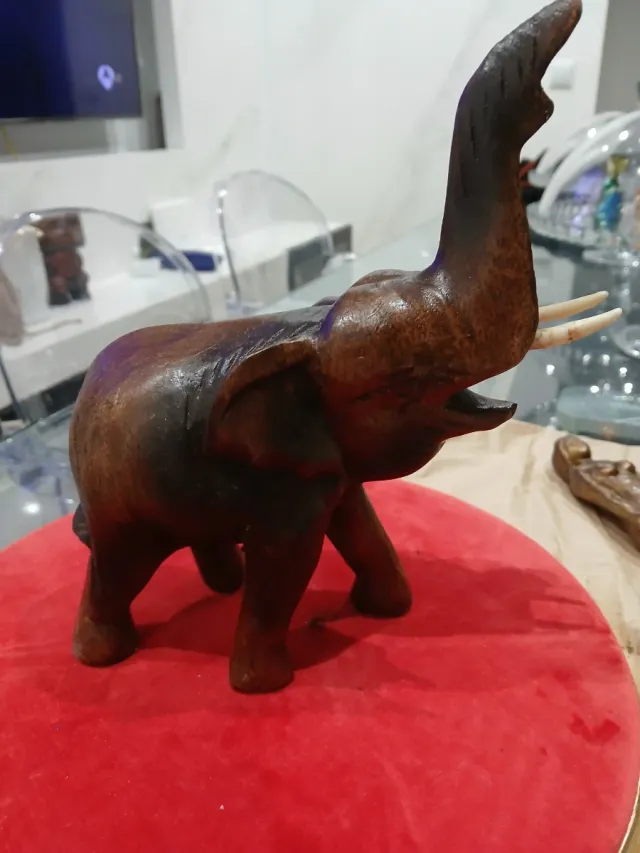 Elefante de madera tallada