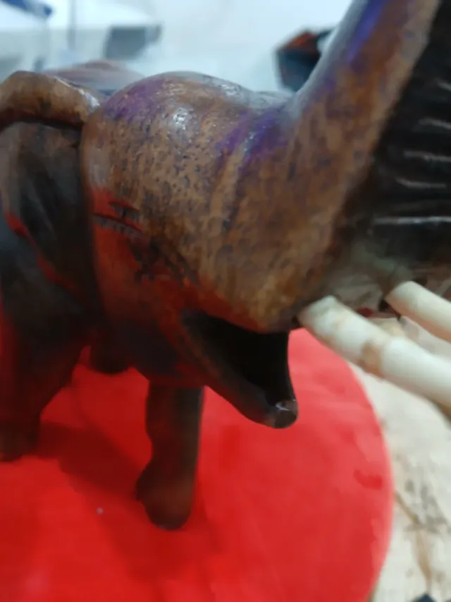 Elefante de madera tallada