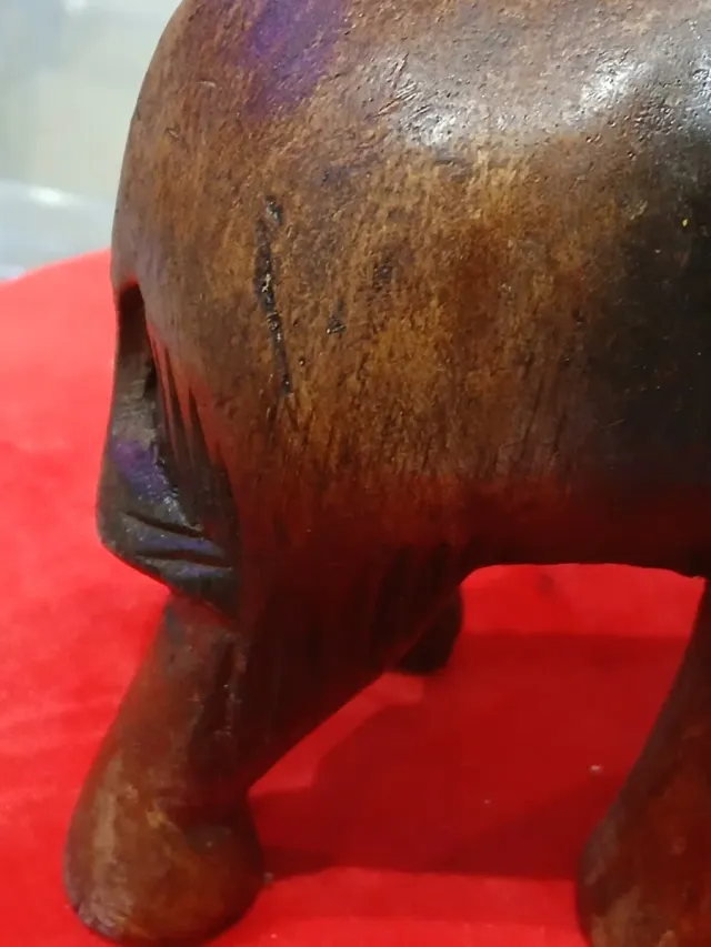 Elefante de madera tallada