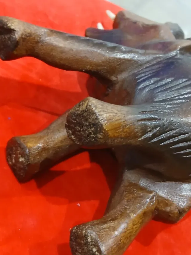 Elefante de madera tallada