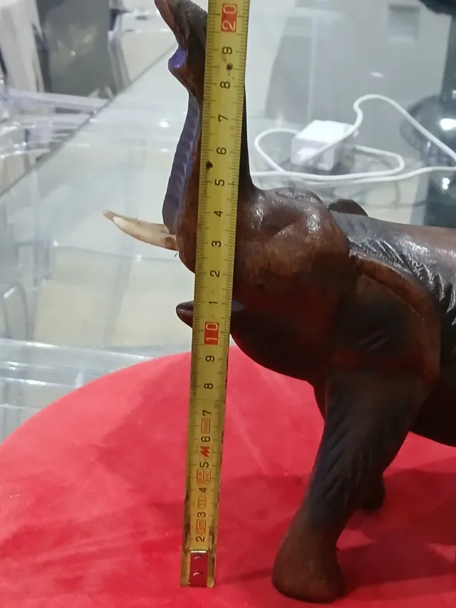 Elefante de madera tallada
