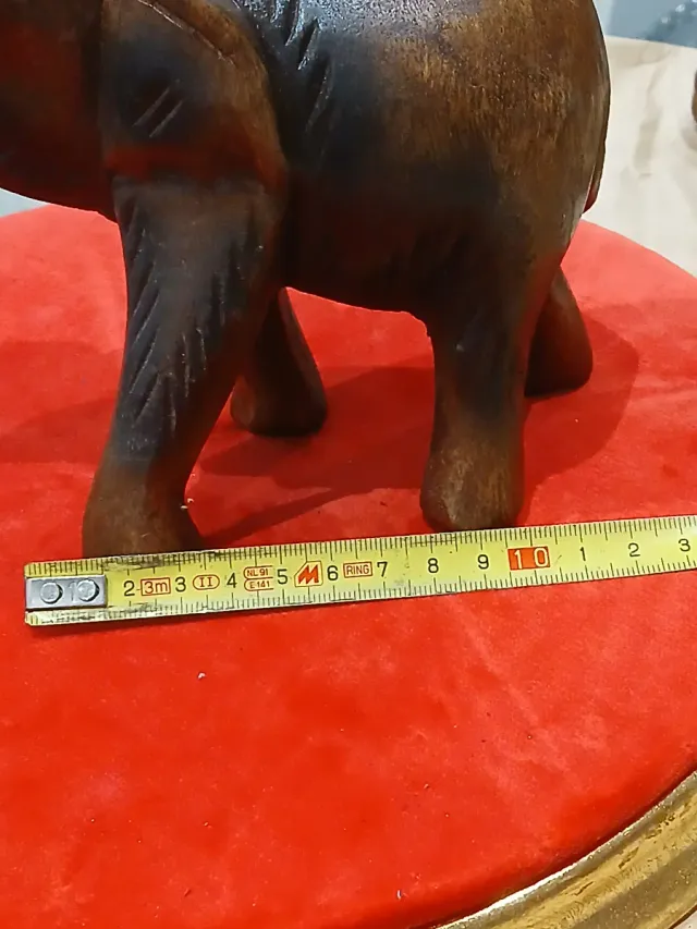 Elefante de madera tallada