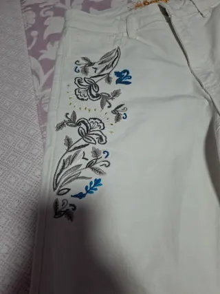 Pantalones Desigual Blancos con Bordado