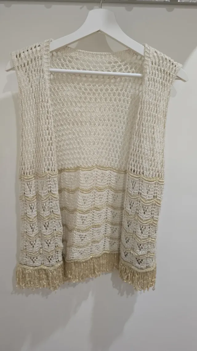 Chaleco corto beige y dorado con flecos