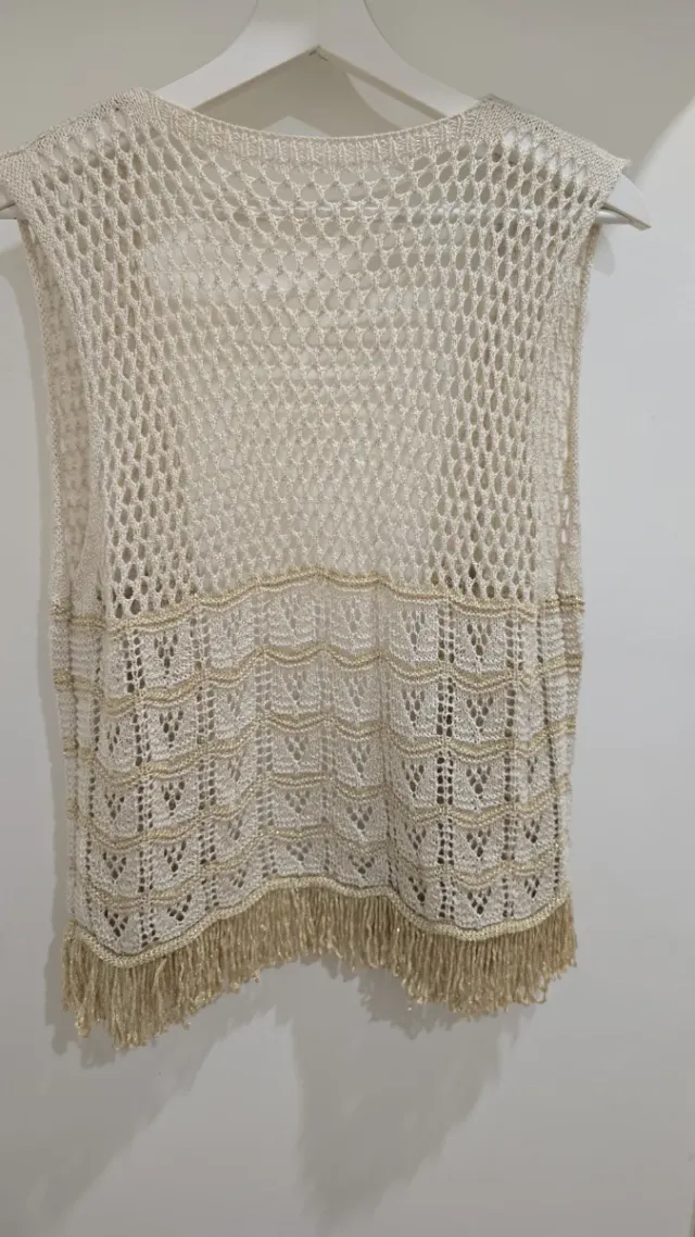 Chaleco corto beige y dorado con flecos