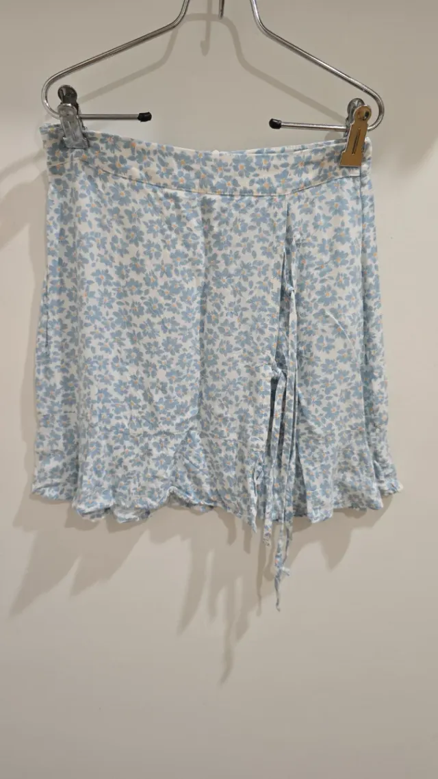 Falda corta floral azul y blanca