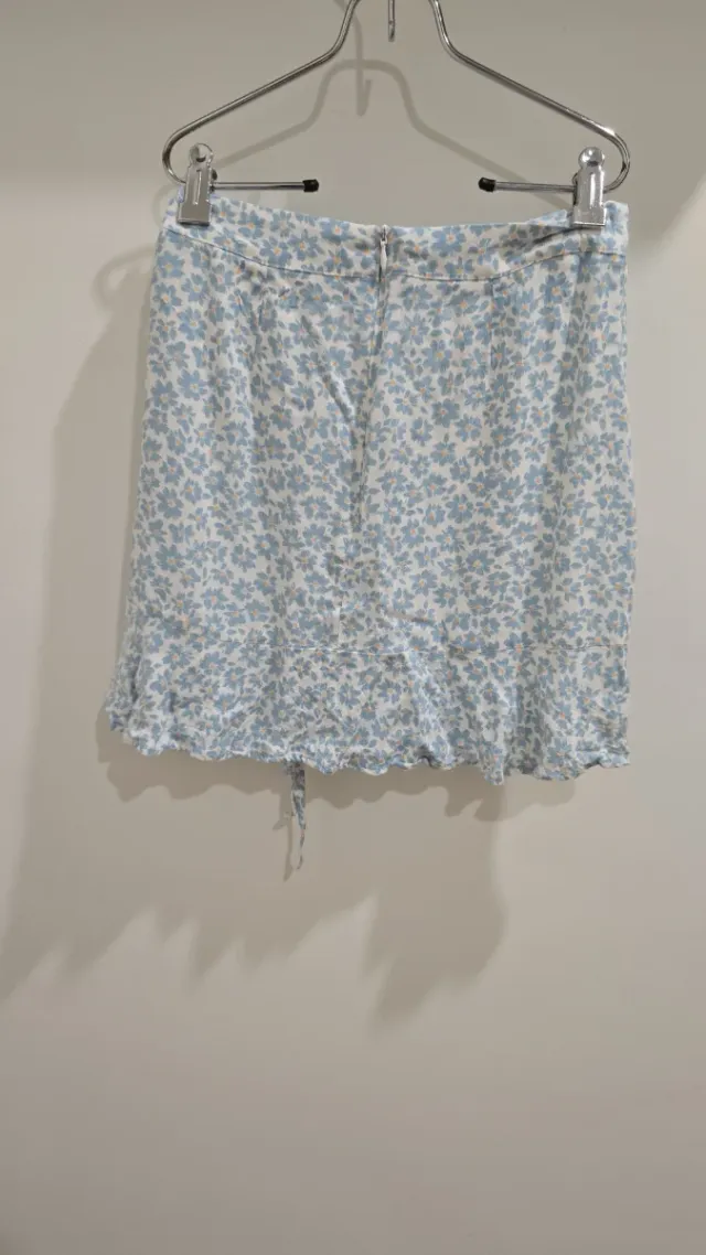 Falda corta floral azul y blanca