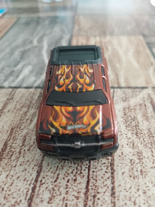 Hot Wheels Camión con llamas