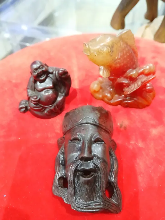 Lote 3 figuras chinas: madera y resina