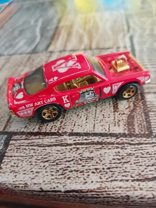 Hot Wheels Coche Rojo Rey de Corazones