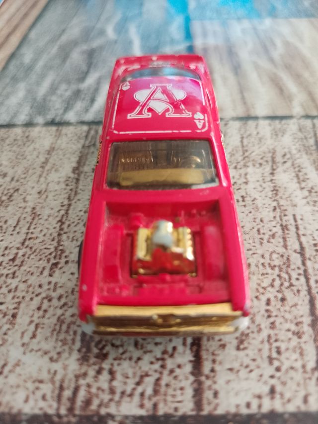 Hot Wheels Coche Rojo Rey de Corazones