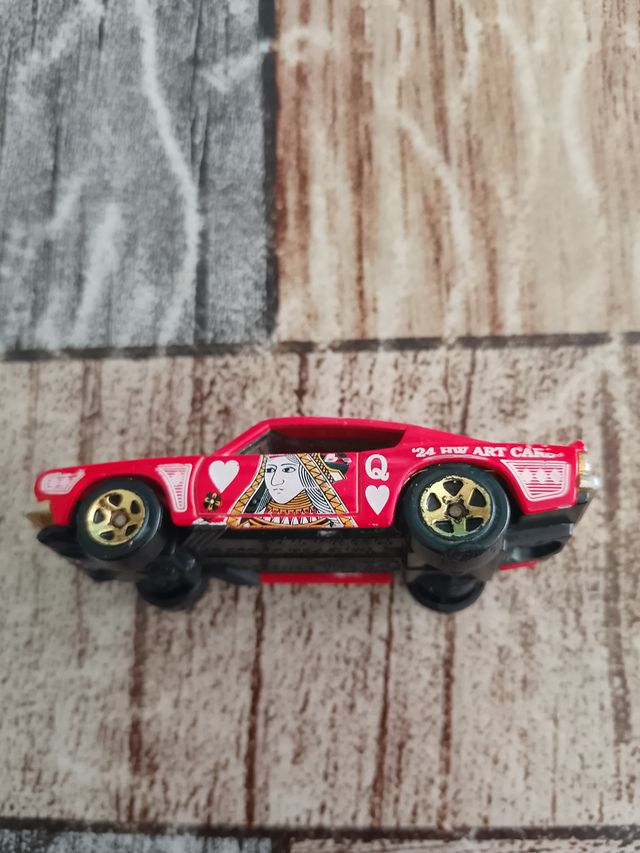 Hot Wheels Coche Rojo Rey de Corazones
