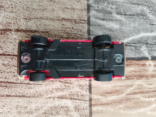 Hot Wheels Coche Rojo Rey de Corazones