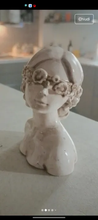 Ragazza con benda in polvere di ceramica