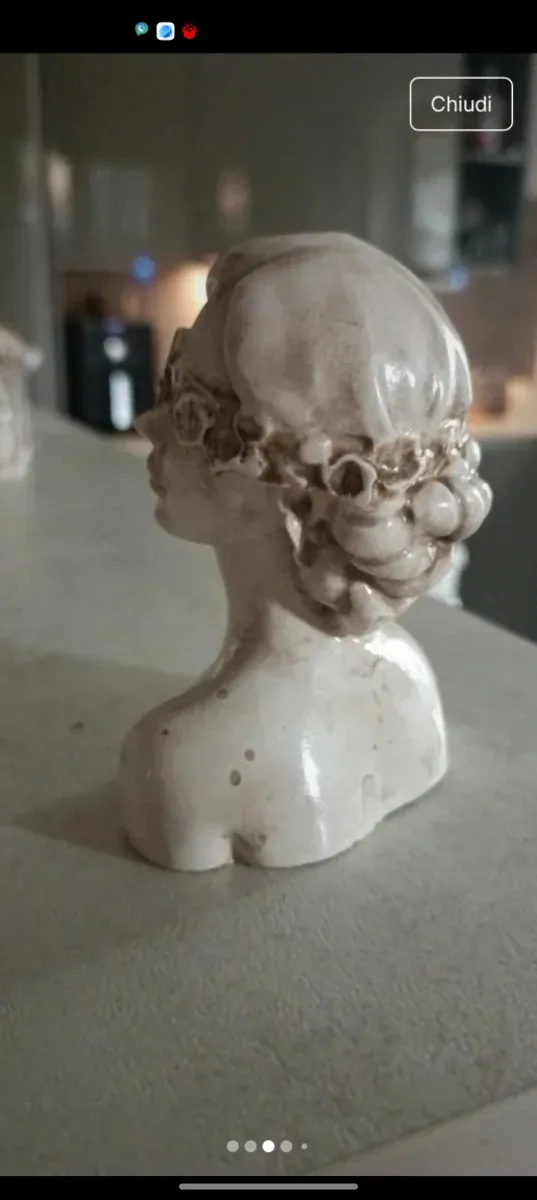 Ragazza con benda in polvere di ceramica