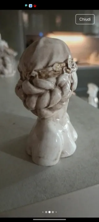 Ragazza con benda in polvere di ceramica