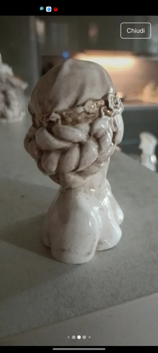 Ragazza con benda in polvere di ceramica