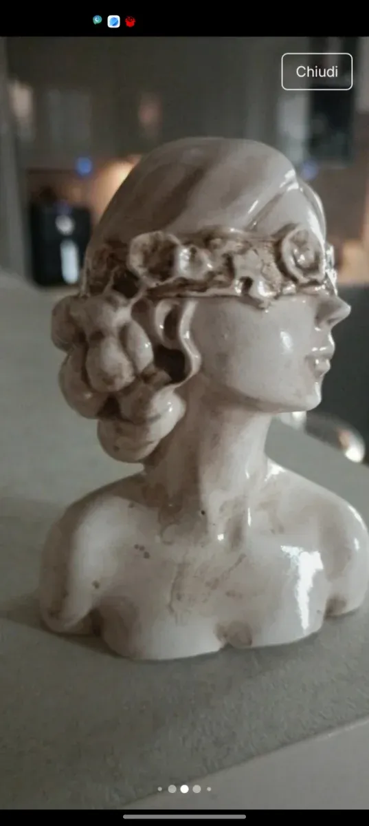 Ragazza con benda in polvere di ceramica