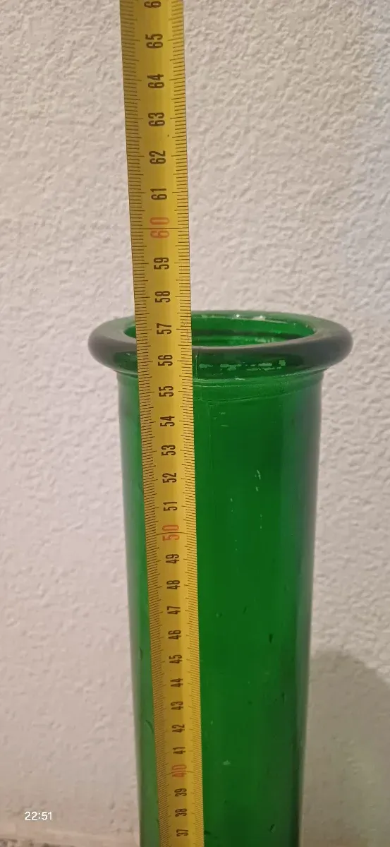 Jarrón de vidrio verde alto