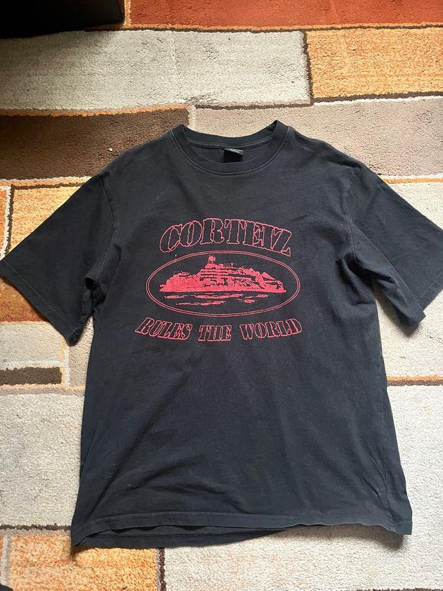 Camiseta Corteiz Negra Logo Rojo